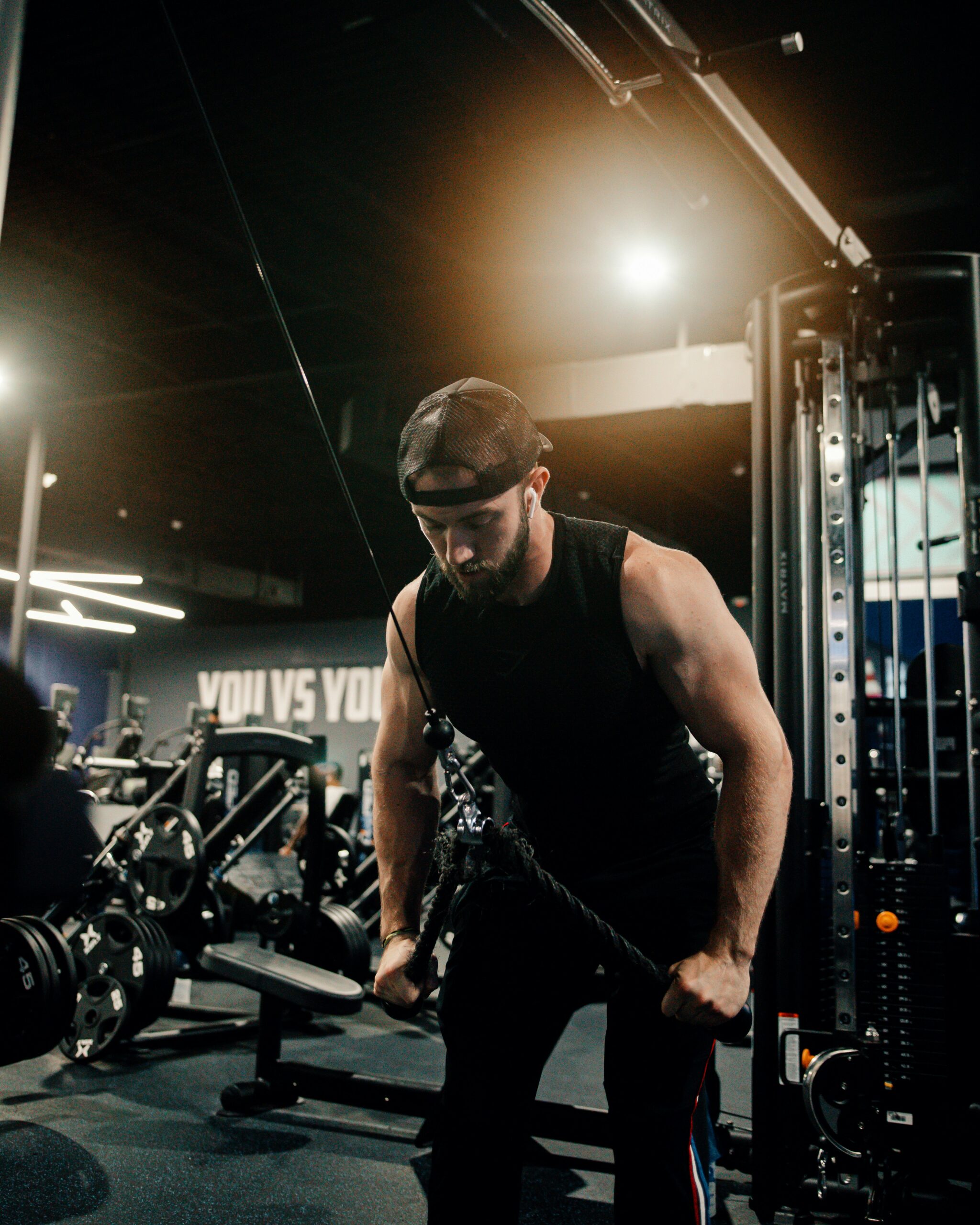 Athlete a la poulie dans une salle de sport